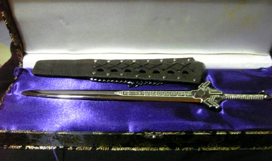 倚天屠龙乃是由大侠郭靖和女侠黄蓉用神雕大侠杨过赐予的西域玄铁重剑