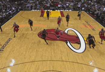 单挑詹韦完成上篮很多人质疑10-11赛季的罗斯的mvp是近十年以来水平最