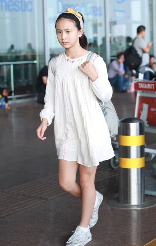 从照片中我们可以看出森碟的腿非常的长,10岁的身高就这么高,不知道她