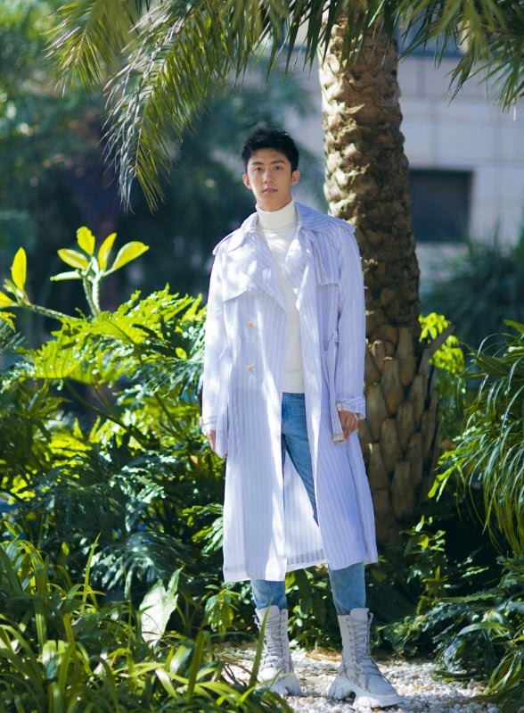 黄景瑜真是太不小心了,从哪里蹭了一裤子灰,助理也不帮他拍掉!