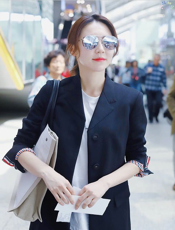 黄梦莹穿着黑色休闲西装戴着墨镜气场十足拎着布袋子依然走路带