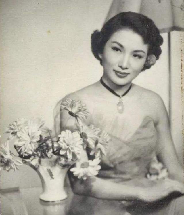 她是军阀原配,小妾和子女都敬着,死后9年棺材放地