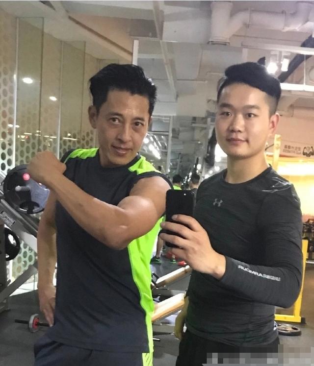 53岁吕颂贤近照,曾扮演"令狐冲"成经典,男神气质依旧英俊帅气