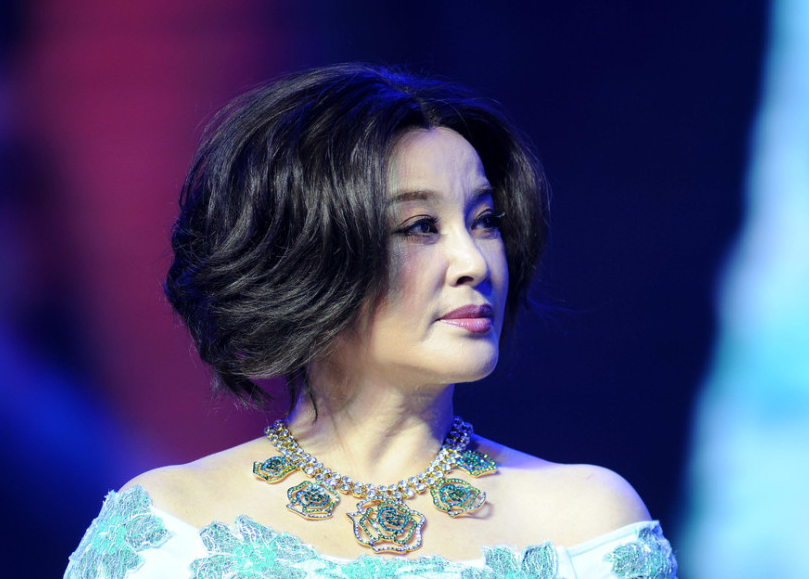 同是奶奶辈女明星潘虹选择优雅老去蔡明刘晓庆则选择了玻尿酸