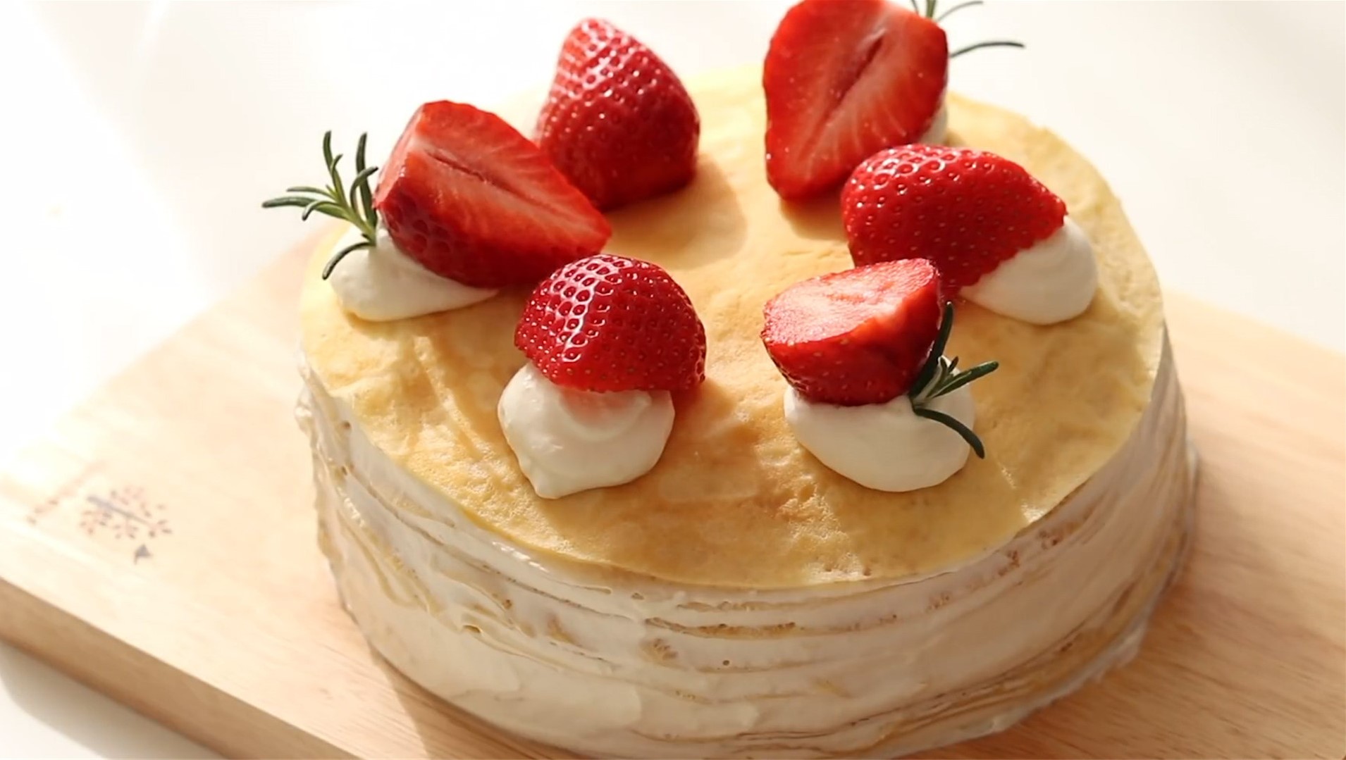 食谱丨草莓千层蛋糕的详细做法新手也能做好的甜点