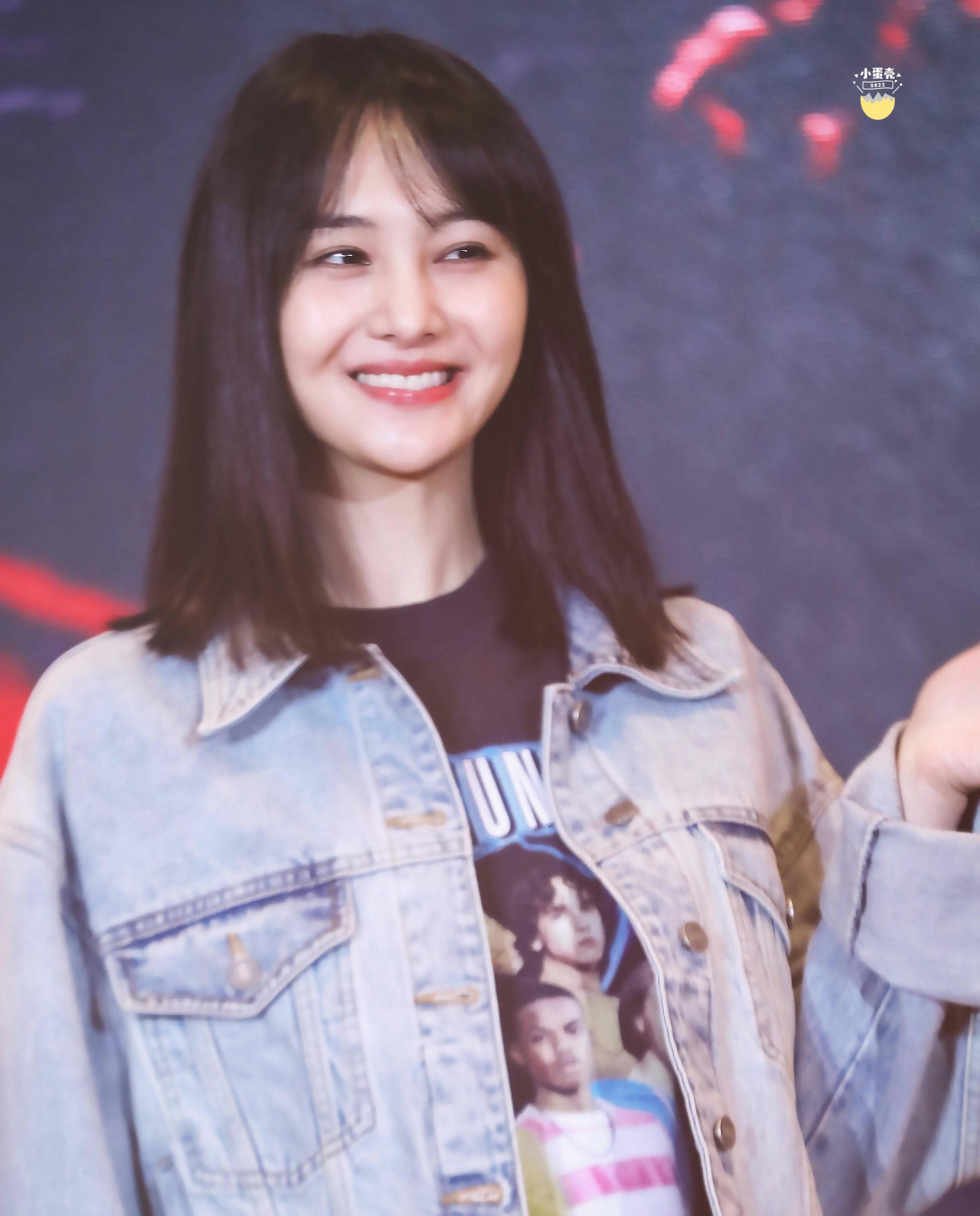 郑爽"出山"清纯美貌再成焦点,但嘴角伤疤明显还疑似出现凹陷