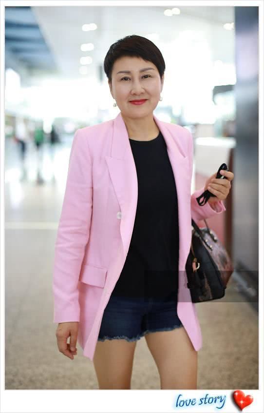 岁张凯丽同穿粉西装,网友:姜还是老的辣|张凯丽|佘诗曼|粉色_新浪新闻