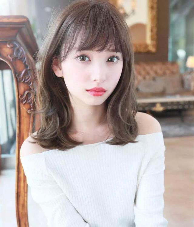 女生到肩膀的中长发有哪些好看的发型推荐呢?