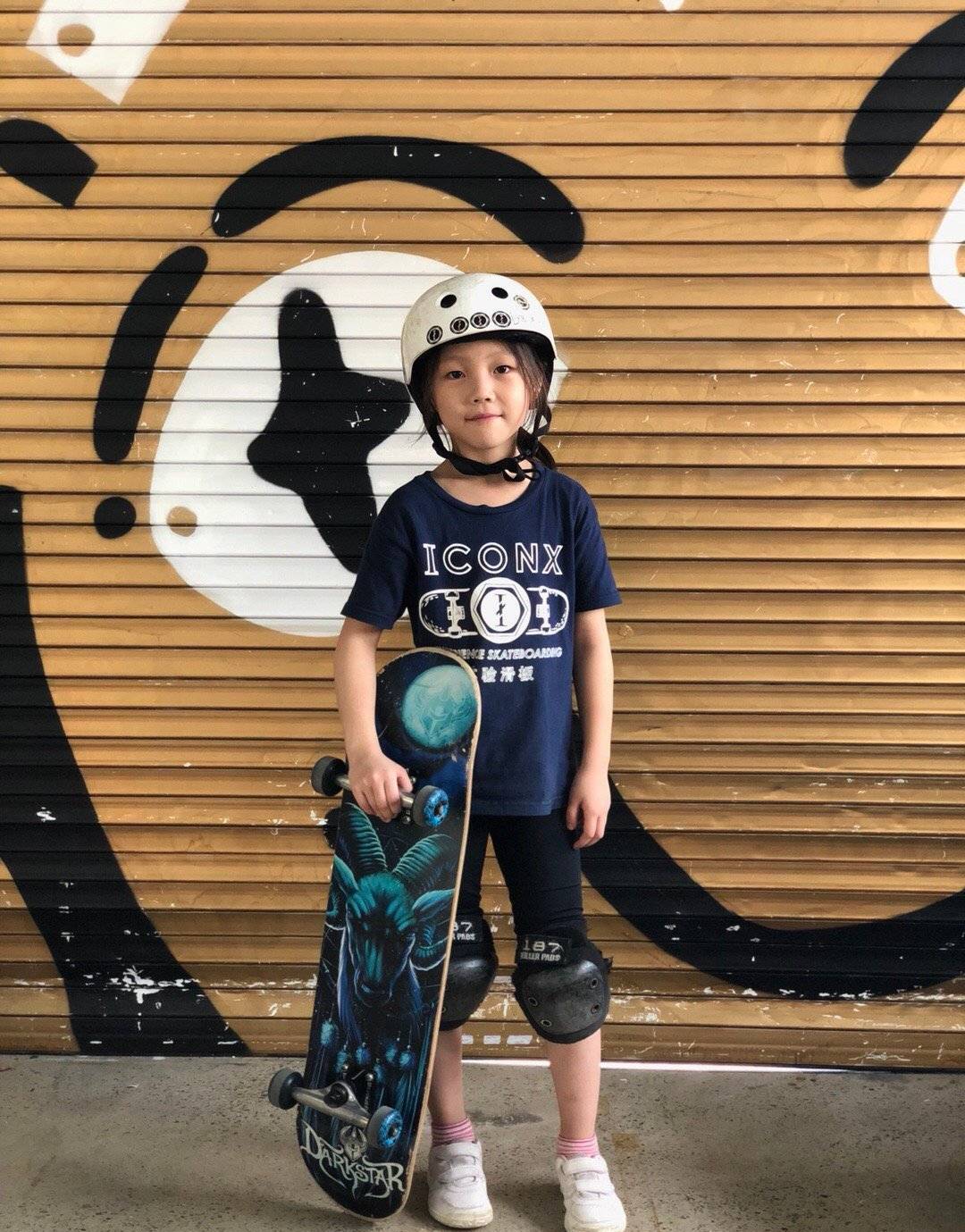 易烊千玺在冰场为李安逸大喊加油拍头盔的动作令粉丝嫉妒