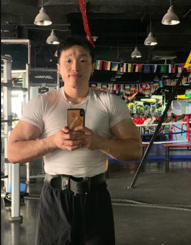 德云社烧饼晒健身照青筋外露挑战巨石强森网友曝笑评论