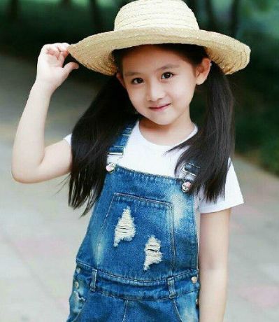 逛街时被星探发掘,8岁爆红,如今仅仅9岁被高强度的工作压垮