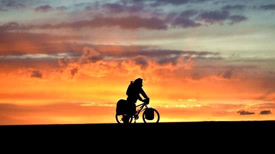 蹒跚裹在风雨彩虹里双脚洒在繁星闪烁的夜空捧一叶虔诚遥不可及的征途