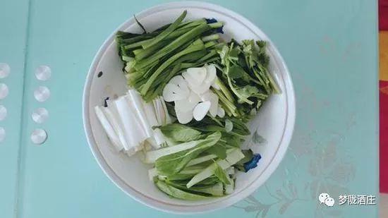 不过呢,用五辛盘当下酒菜,配着中药泡的屠苏酒,古人还真是重口味啊,开