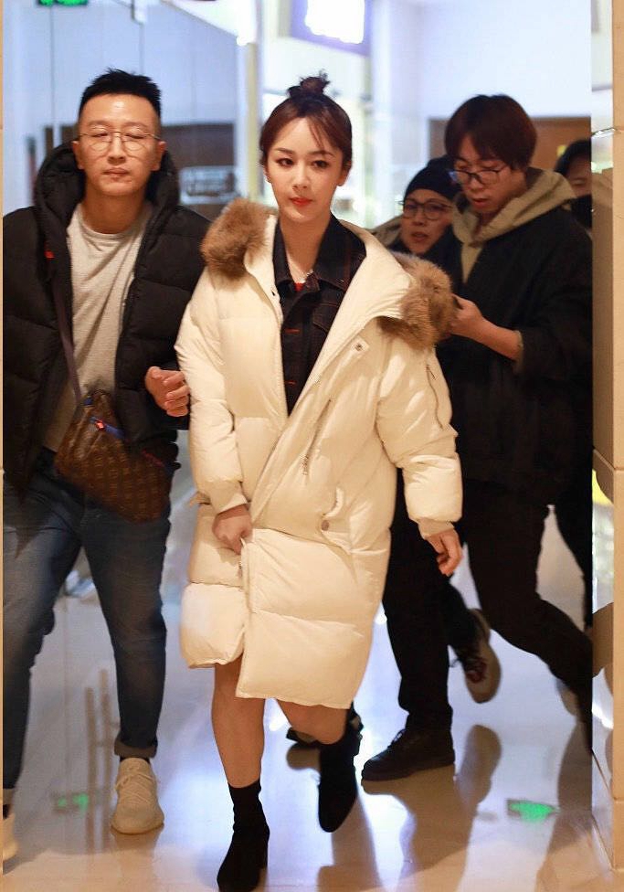 杨紫现身春晚彩排,裹羽绒服扎丸子头,优雅减龄美得像18岁!