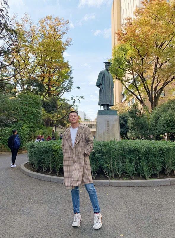 张哲瀚穿短款皮衣,搭配一条九分裤,小哲这套搭配好显高!