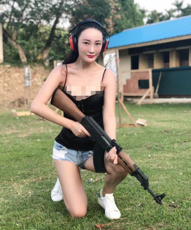 王李丹妮化身狙击手秀事业线 水蛇腰逆天大长腿吸睛