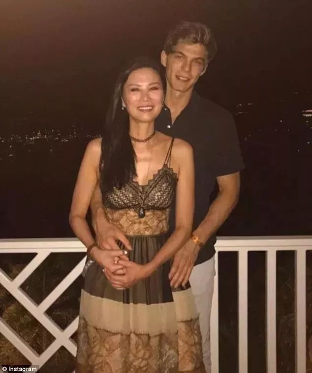 邓文迪和23岁小鲜肉分手了!发生了什么?