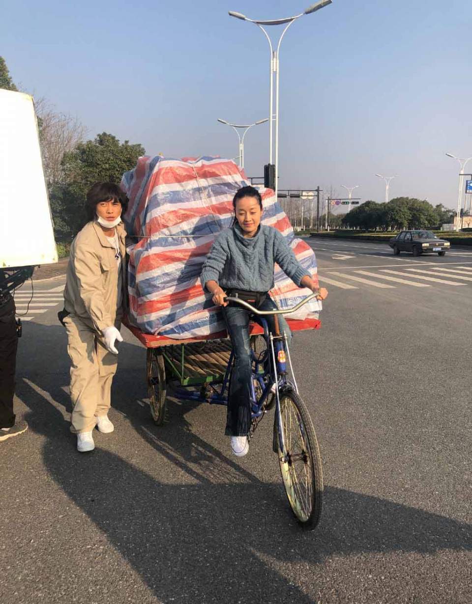 从曝光的照片看,马伊琍骑着一辆三轮车载着非常多的东西,后面还用一个