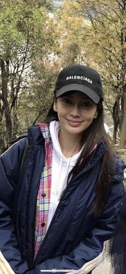 angelababy春游和路人亲切合影,纯素颜长这样,微笑唇特别显眼