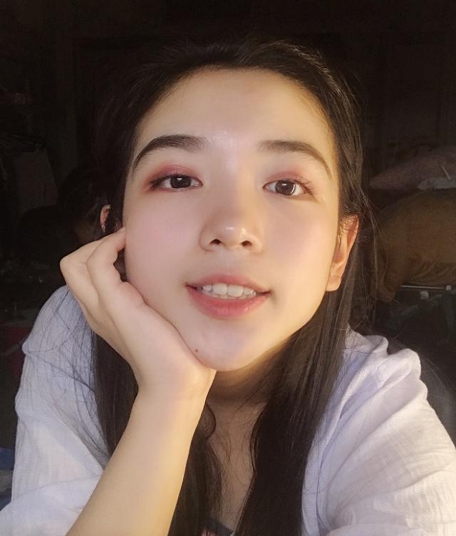 黄澄澄化桃花妆出镜,没修眉毛引热议,老铁:请放过那张脸