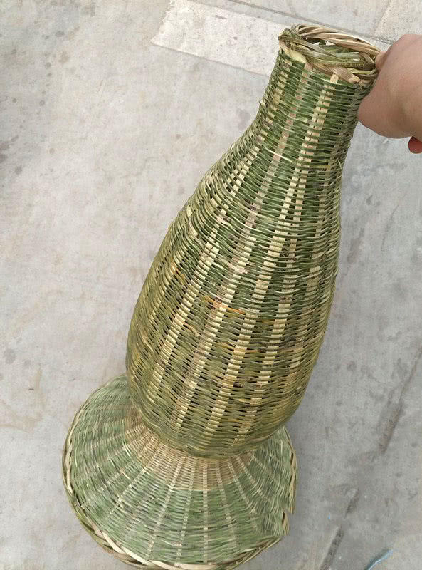 流速已极缓,这时找一处水面窄的地方,筑一道坝,村民利用鱼网,鱼罩等