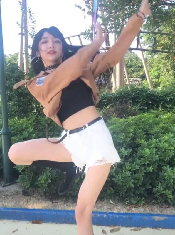 女装大佬艾比街头热舞走红看到他的穿着后网友我恋爱了