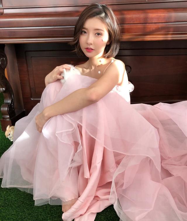 豆得儿穿粉裙甜美可人,剪短头发像换张脸,难怪曾能迷倒王思聪