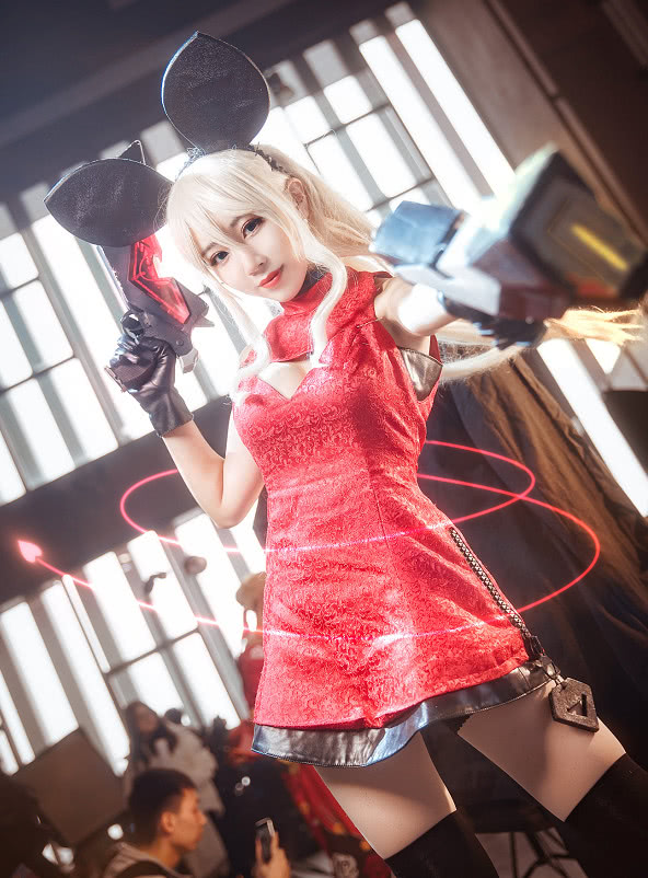 美女cos"非人学园"白灵走红,性感十足,网友:旗袍有点短啊