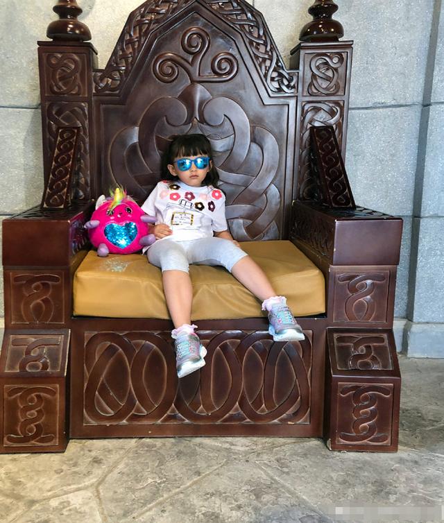 马雅舒晒一家四口旅游照,米雅大长腿抢镜,爱登表情高冷酷劲十足