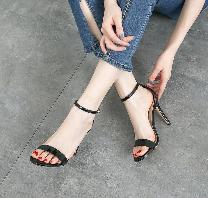 一字带露趾凉鞋,散发女人摩登魅力