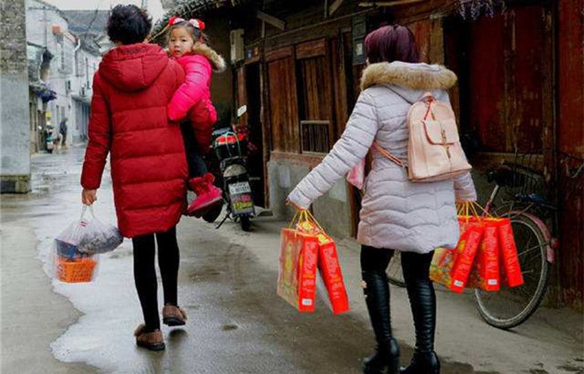 农村春节到亲戚家串门很多人把礼品放下饭都没吃就走为何