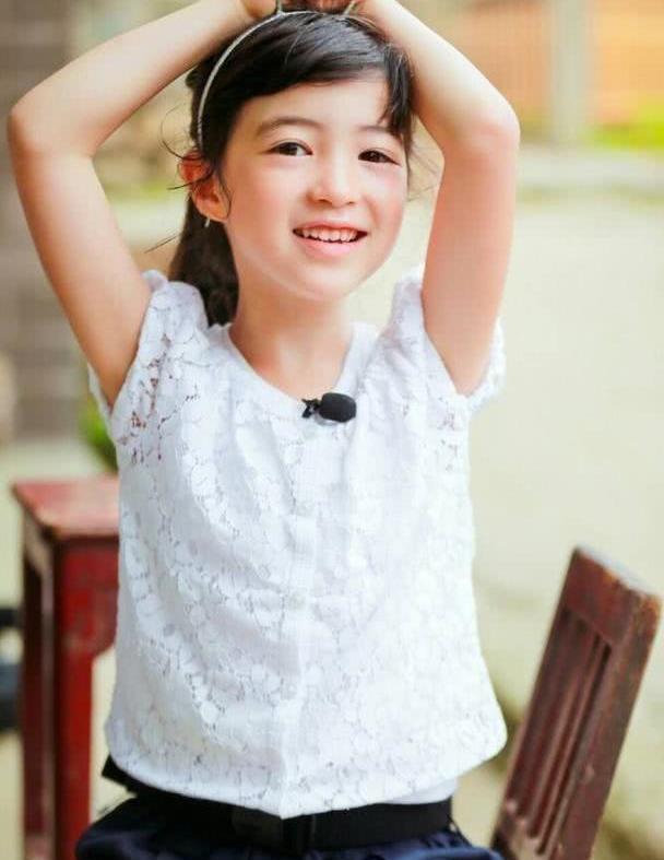 夏克立晒小公主夏天近照,漂亮大方懂礼貌,亭亭玉立有爱心!