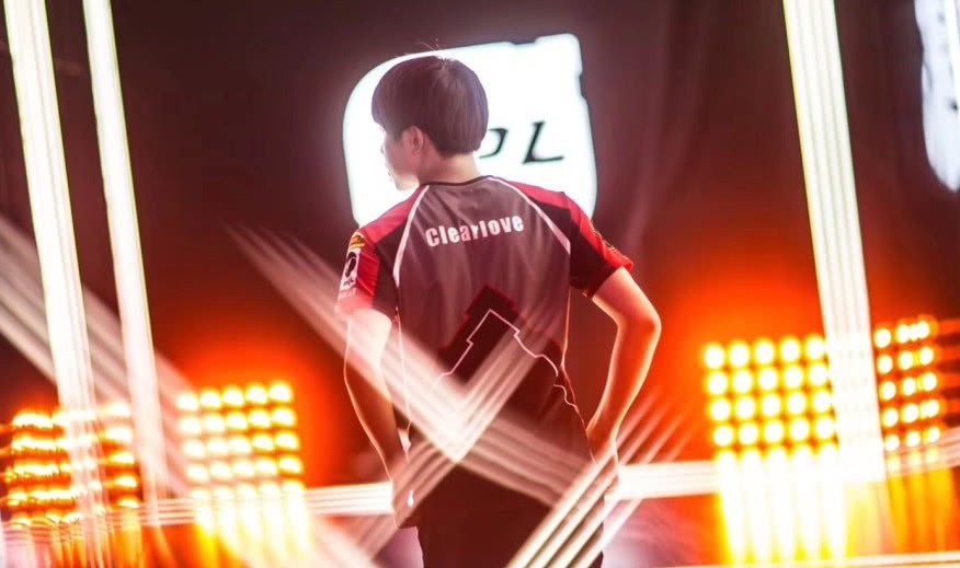 lpl首发名单更新,edg厂长披挂上场,网友:安排的明明白白