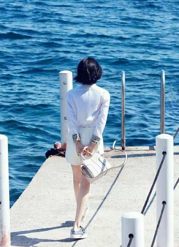 背影,就让人着迷的,一个短发的发型,十分干练,也是尽显知性的美女气质