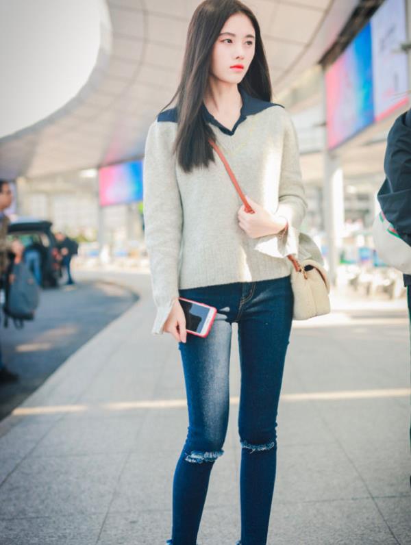 鞠婧祎不简单!针织衫配牛仔裤竟也能穿出甜美感,果然长相很重要