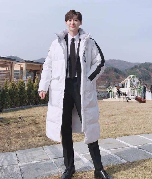 小白鞋你还穿?现在我爱李钟硕的"排骨鞋",大象腿也像大长腿!