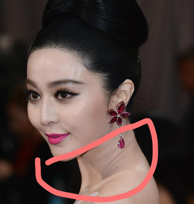 47岁袁咏仪现身活动美颜依旧,却被明显颈纹暴露了真实年龄