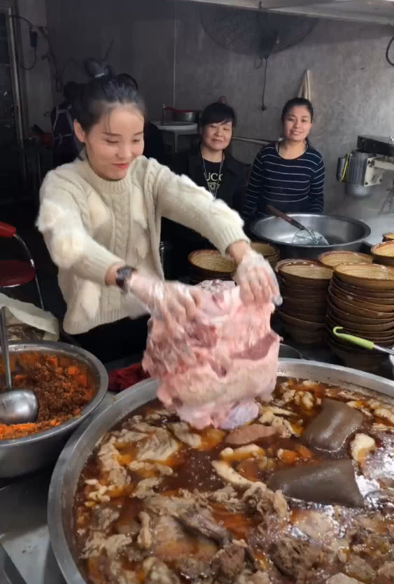 百万身价的老板娘,一年净赚一百万,网友:俺给钱可以当学徒吗