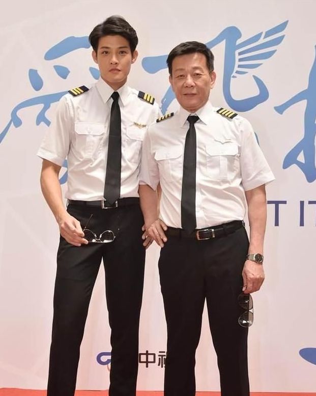 63岁寇世勋全家近照,俩老婆楼上楼下相处和谐,儿子颜值超老爸