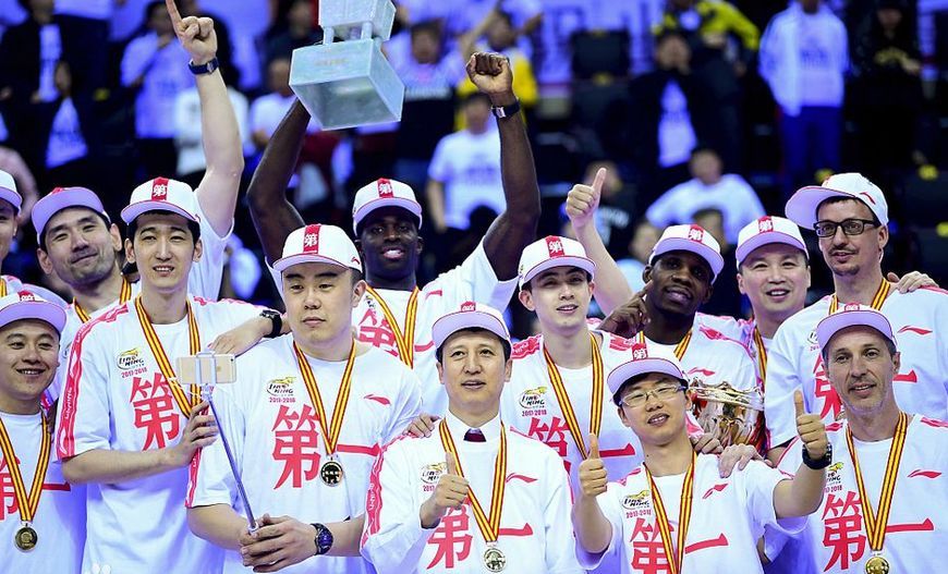 辽宁男篮总冠军戒指亮相:122颗钻石,7颗宝石 1颗紫水晶组成