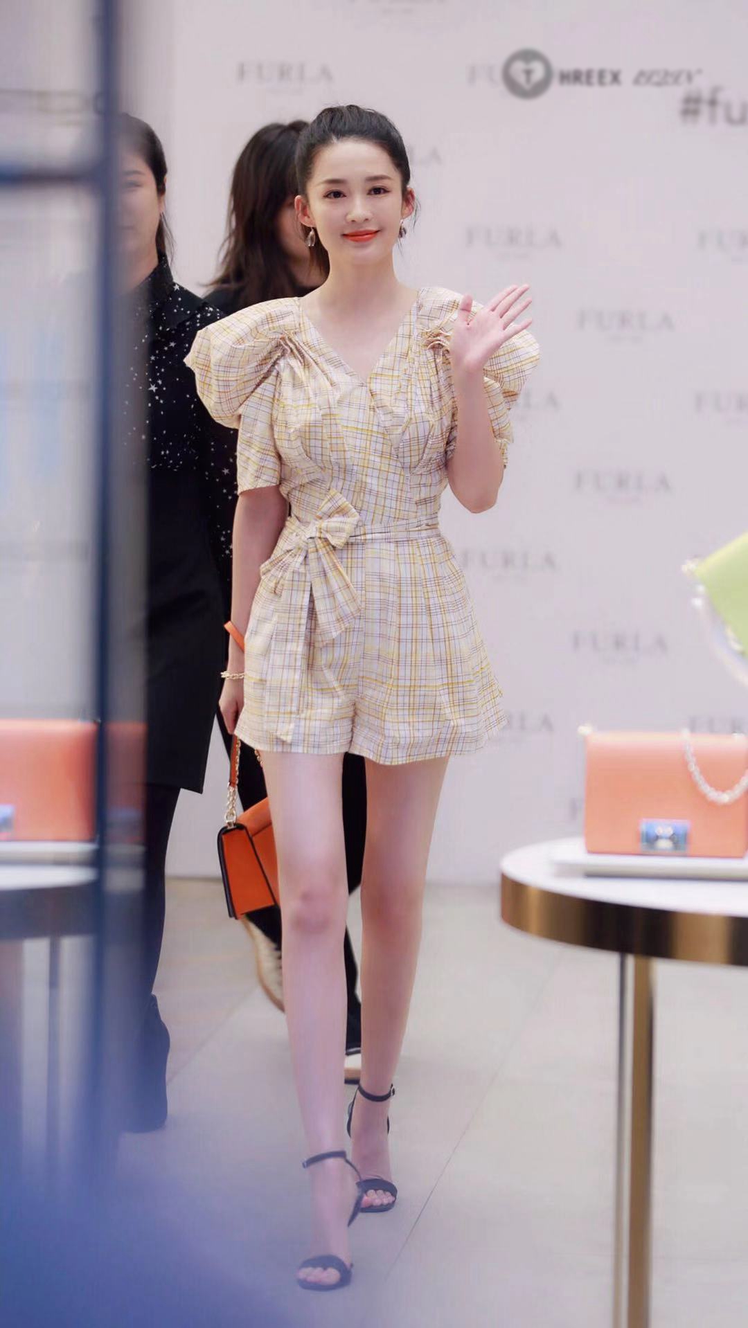 李沁提前过夏穿泡泡袖连体短裤清新减龄扎高马尾秒变元气少女