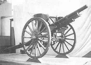 平射可以当加农炮,曲射则相当于榴弹炮,在各种地形都可以为步兵提供