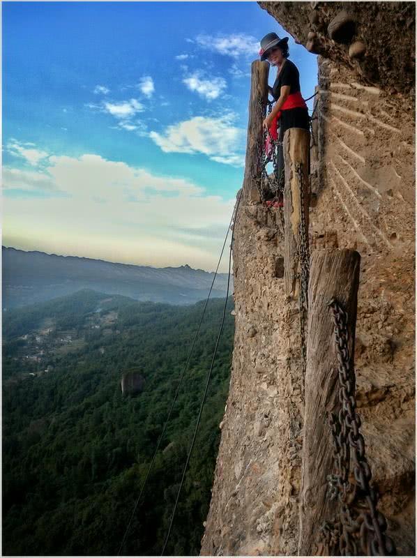 四川最险的栈道,垂直高度500米窄处15厘米,连李白都说很险
