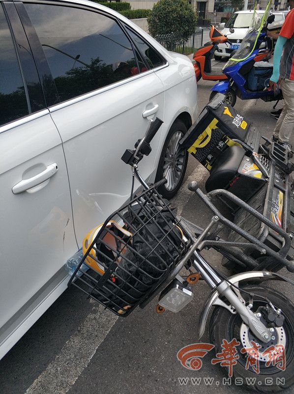【西安一外卖员电动车刮蹭奥迪车 申请理赔才发现自己没保单号】
