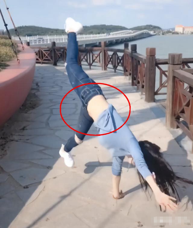 她裤子紧到连走路都难,却为拍抖音翻跟头,为了红挺拼的