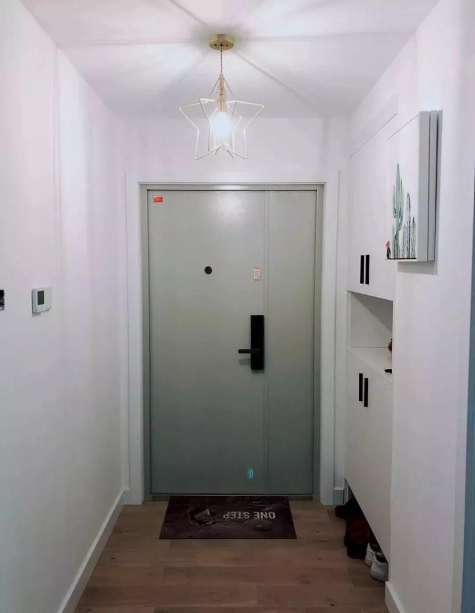 不吊顶的玄关,简简单单,也美观!