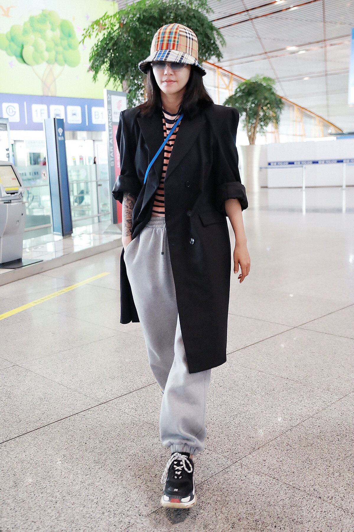 谭维维穿西装配运动裤现身,露花臂纹身惹争议,网友:欣赏不来!