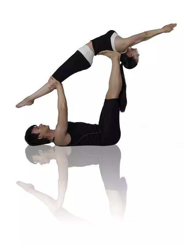 双人瑜伽演绎温馨与浪漫