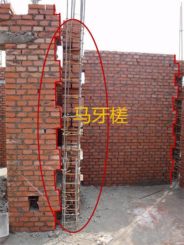 小马牙槎指砌墙时在留槎处每隔一匹砖深伸出60mm,以备以后接槎时插入
