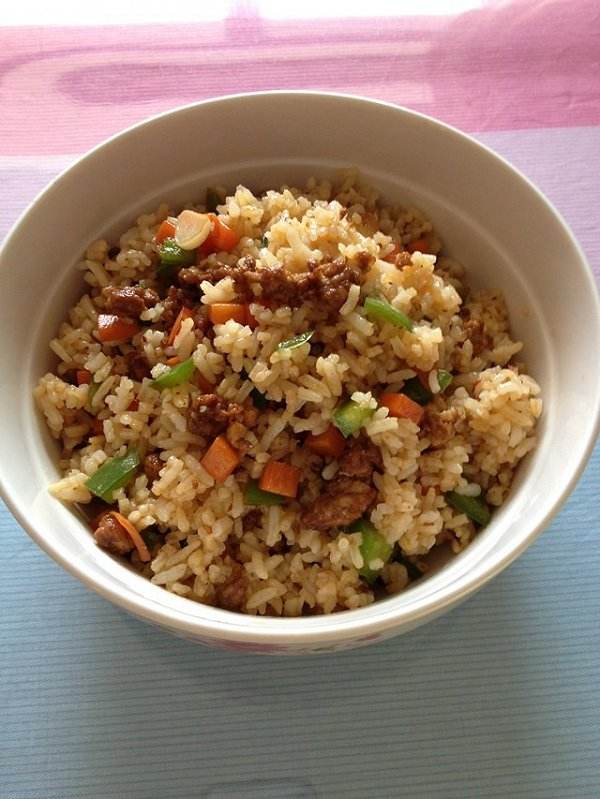 美食推荐:简单易学的香辣肉丝炒饭,香气扑鼻|肉丝|炒饭|香辣_新浪新闻